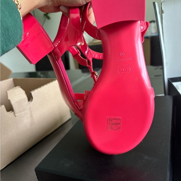 New in box Chanel coral sandals - Picture 4 of 6